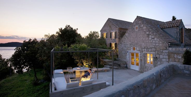 Huizen zijn opgetrokken uit 'Brac Stone'. Een witte natuursteen die het landschap van Kroatië tekent.